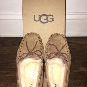 NEVER WORN UGG Women’s Dakota Slipper